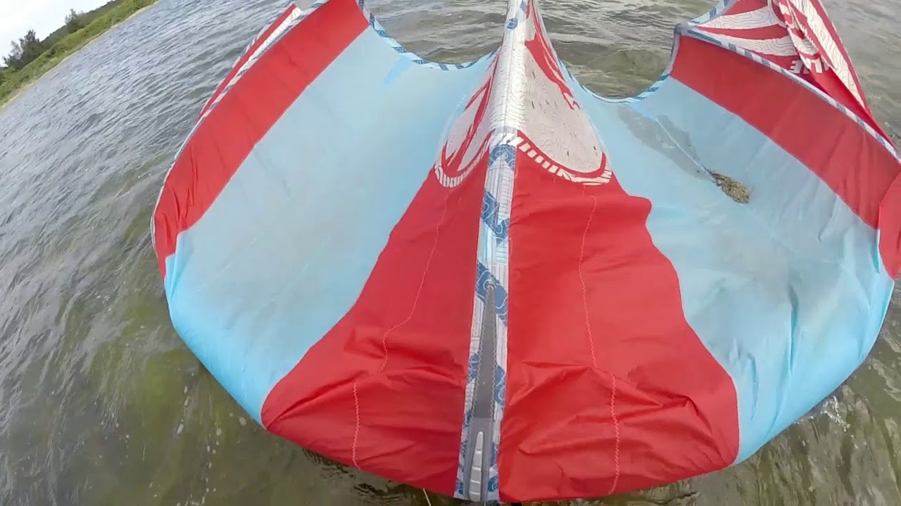 Kiteboarding - samodzielny start z wody - wiatr słaby lub umiarkowany. Self launching