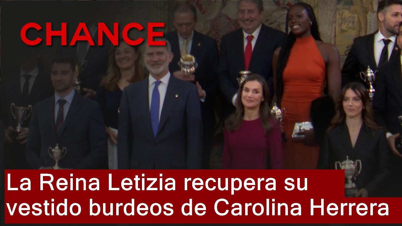La Reina Letizia recupera su vestido burdeos en la entrega de Premios Nacionales del Deporte