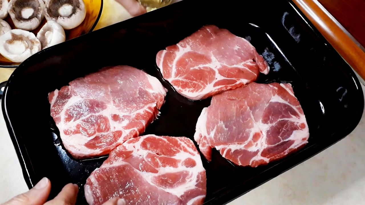 Нежно сочно и вкусно - стейки из свиной шеи с грибами в духовке