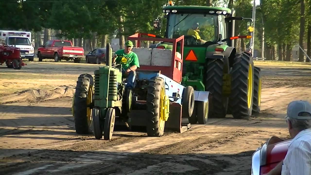 JD A 5000 Class pulling in Stuart NE 2012