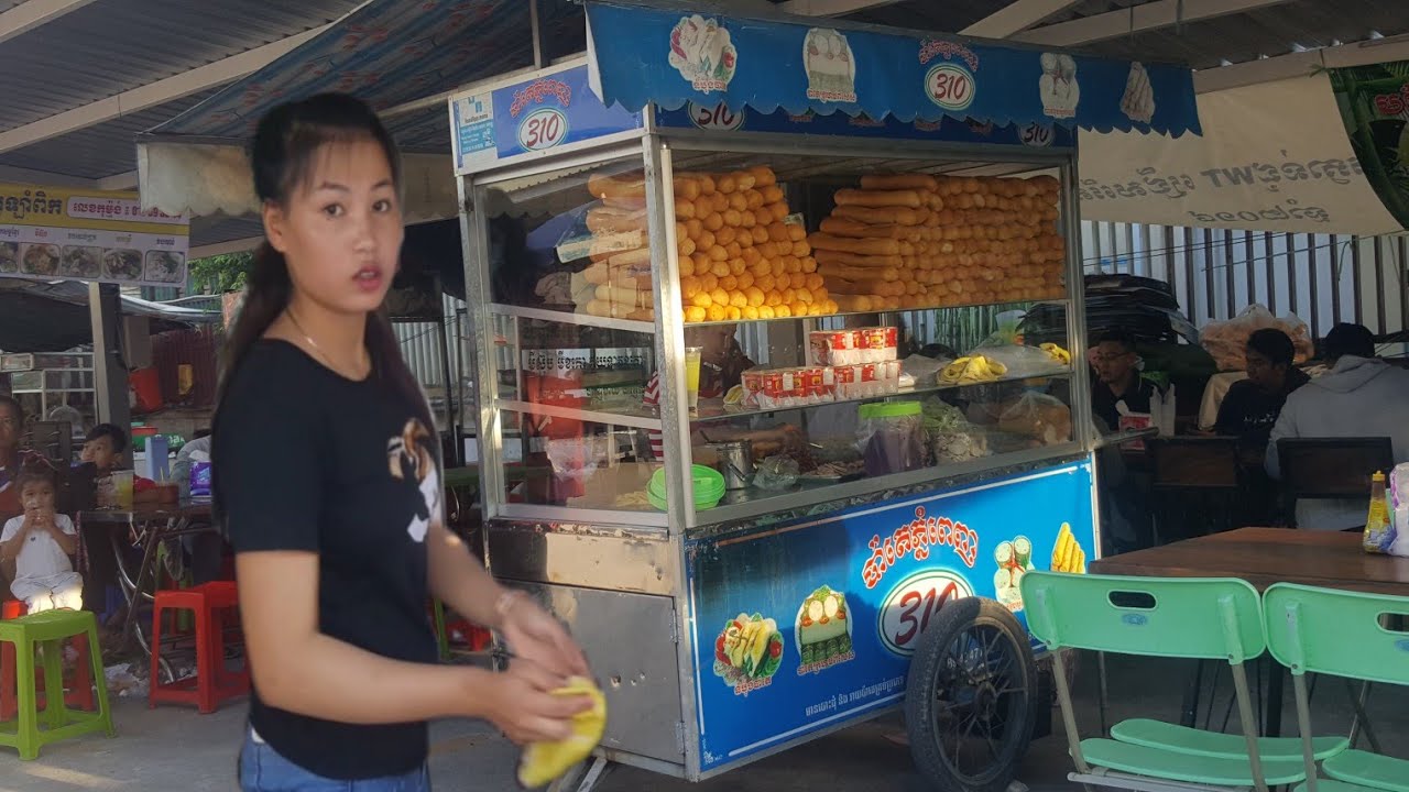នំបុ័ងដាក់សាច់ជ្រូកបីជាន់ជាមួយត្រីខកំប៉ុងនិងសាច់ប៉ាត់តេលក់ដាច់ណាស់នៅក្នុងស្តាតខាងក្រោយហាត់សុីដូ