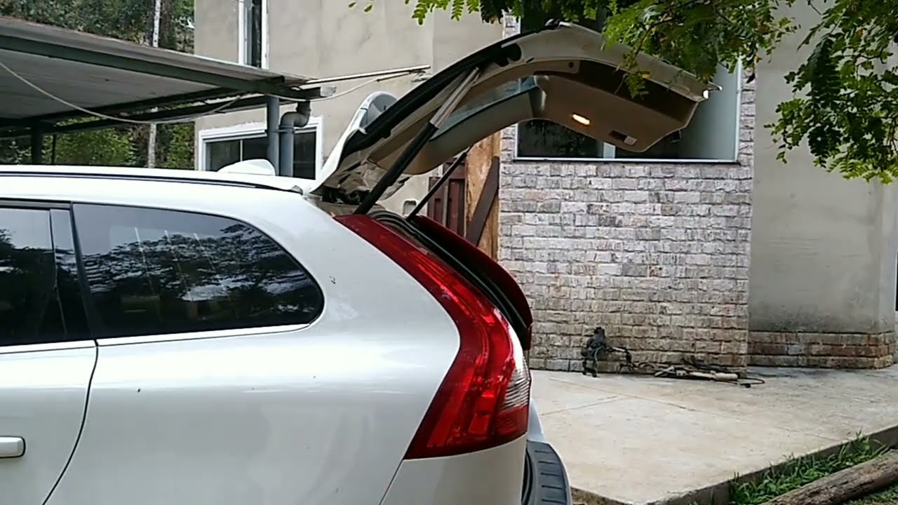 Volvo XC60 automatic tailgate /trunk it doesn't stay open.