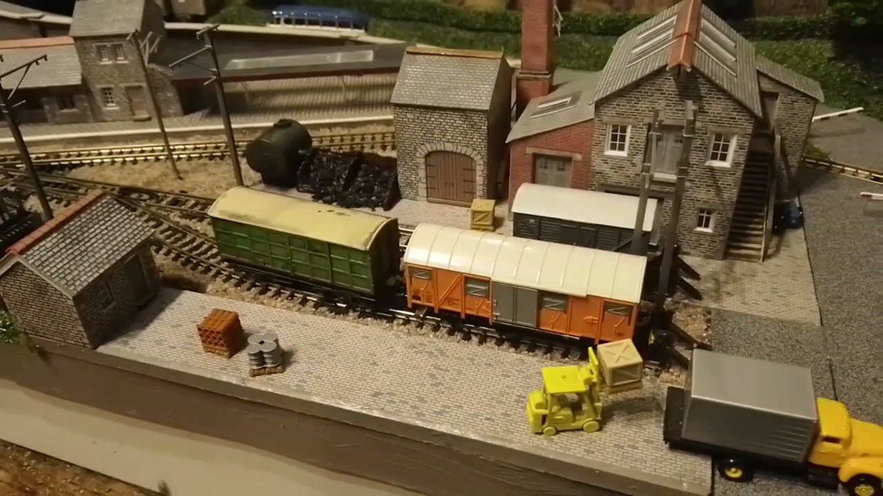 Compact Budget Oval Model Railway/ Railroad Layout. Part Three Grass