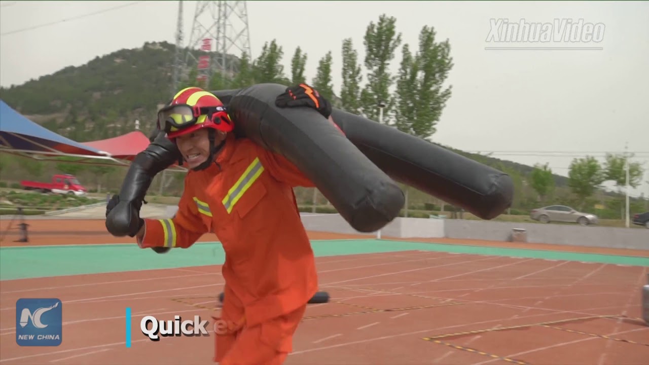 Firefighters conduct rescue skill contest in E China