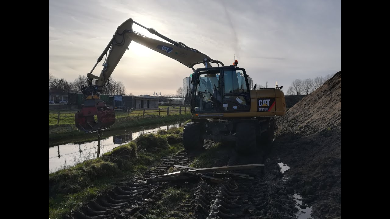 Cat M313d met Beco soteergrijper beschoeing verwijderen
