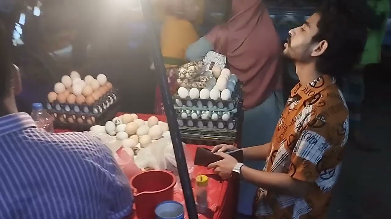 রাস্তার পাশের  হরেক রকম খাবার দোকান 