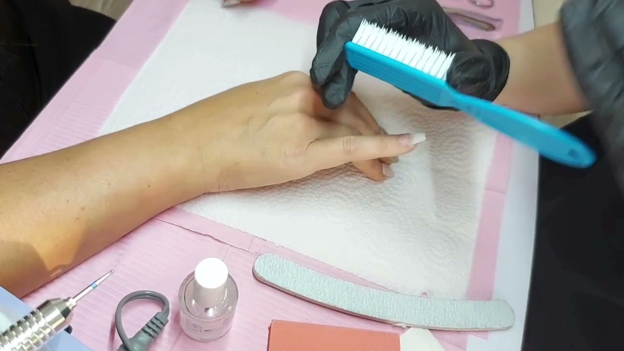 Application professionnelle de notre résine gel au pinceau avec pointe ultra-mince naturel.