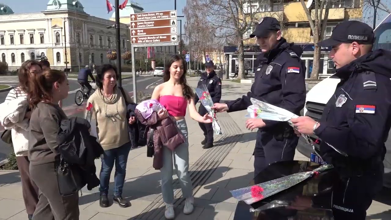 POLICIJA U KRUŠEVCU OBRADOVALA SUGRAĐANKE: CVEĆE ZA DAN ŽENA I RAZGOVOR SA GRAĐANIMA 08.03.2026.