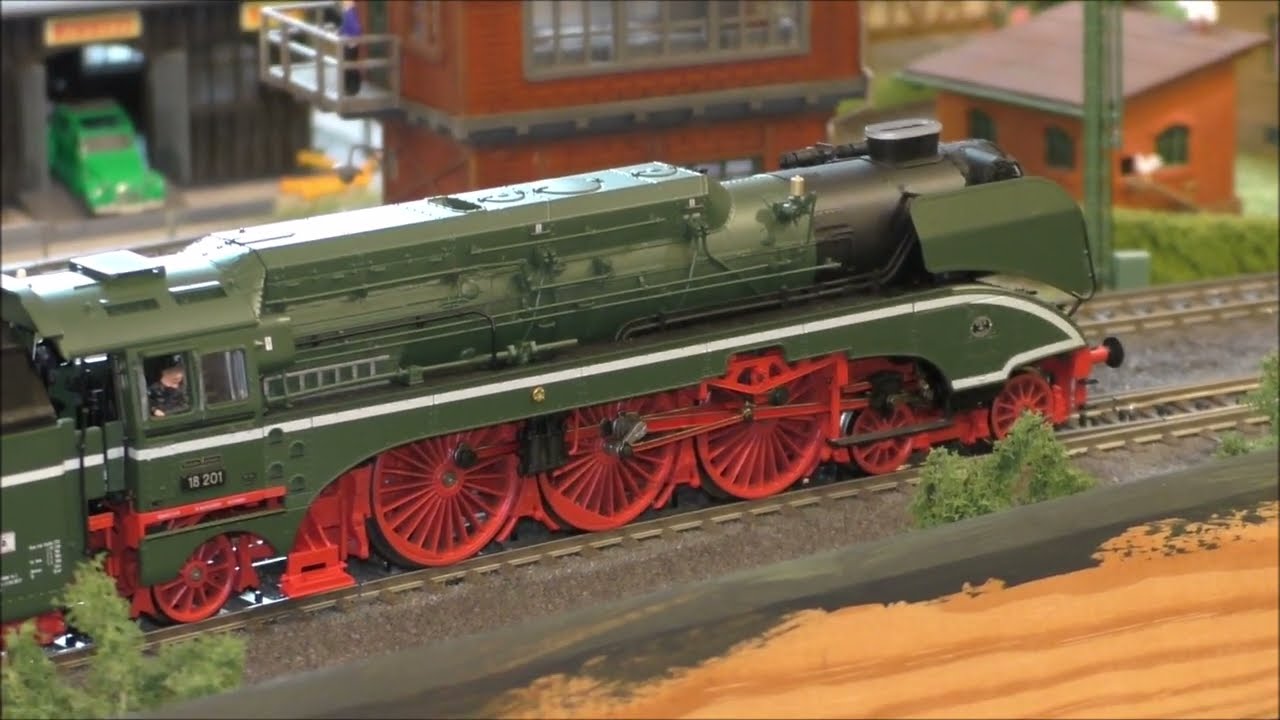 Modelleisenbahn Büren: DR-Loks und DR-Wagen in neuwertigem Zustand