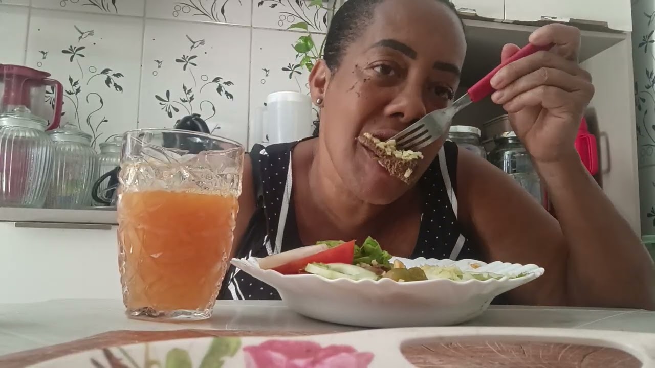 Boa tarde meu povo lindo brasileiro minha comendo e batendo papo 
