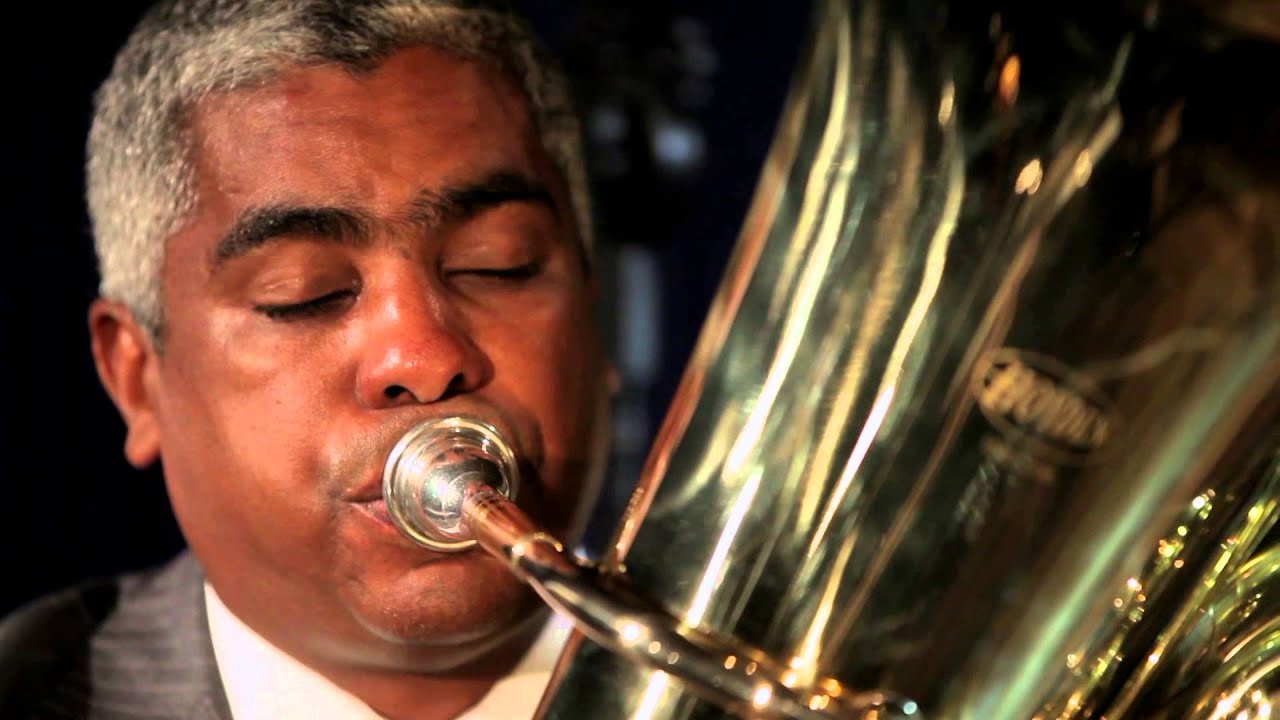 Ricardo Sena tocando Tuba