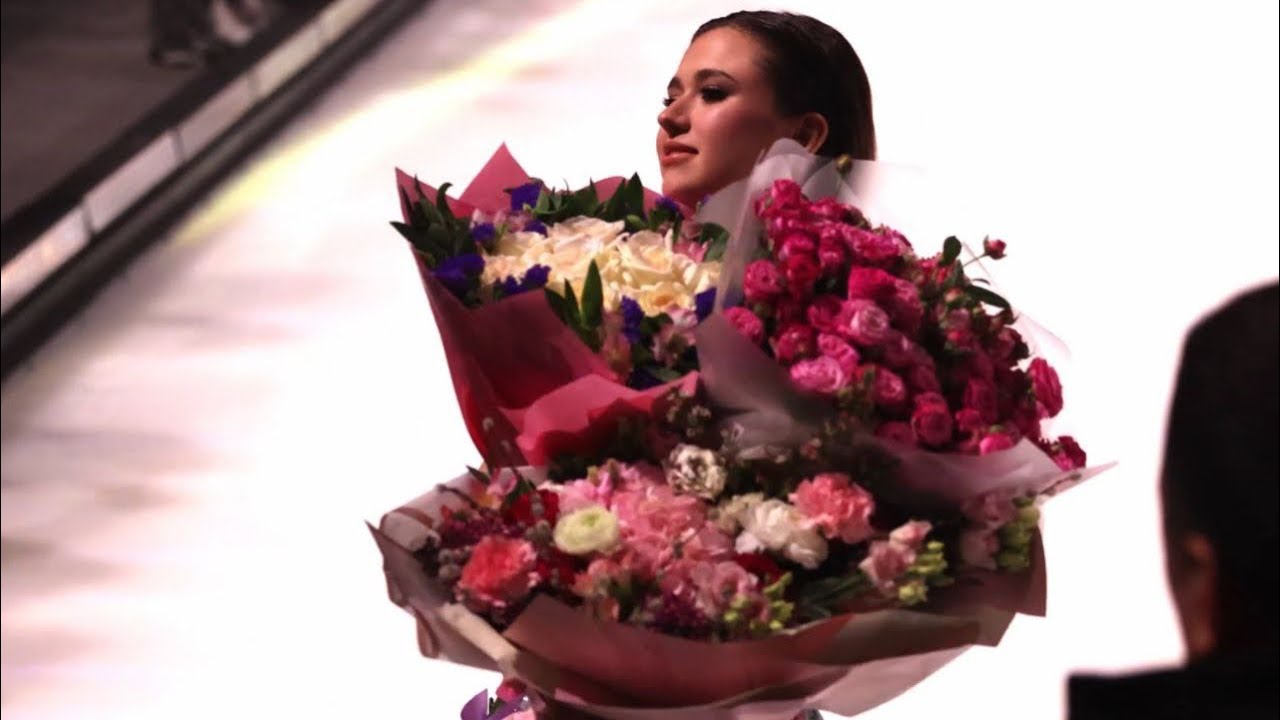 Fans greeted Kamila with flowers 250413