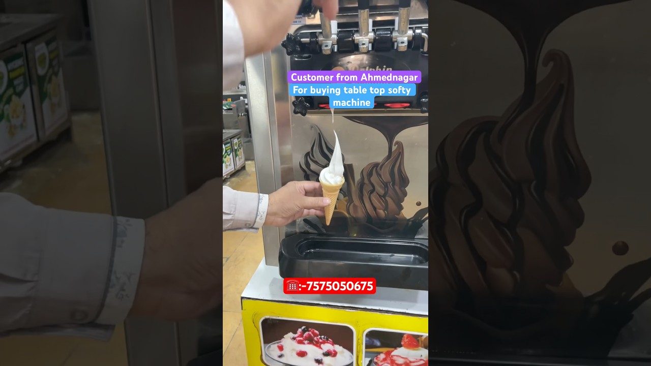 Клиент из Ахмаднагара на интерактивной демонстрации аппарата для приготовления мягкого мороженого