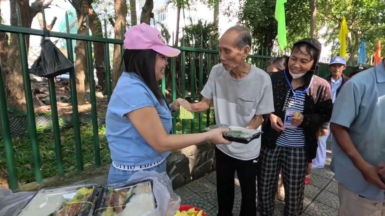 Đại GĐ Anh Chị Chín Toàn thương bà con đau ốm - 400 suất cơm ngon chan chứa yêu thương |Trân Trân