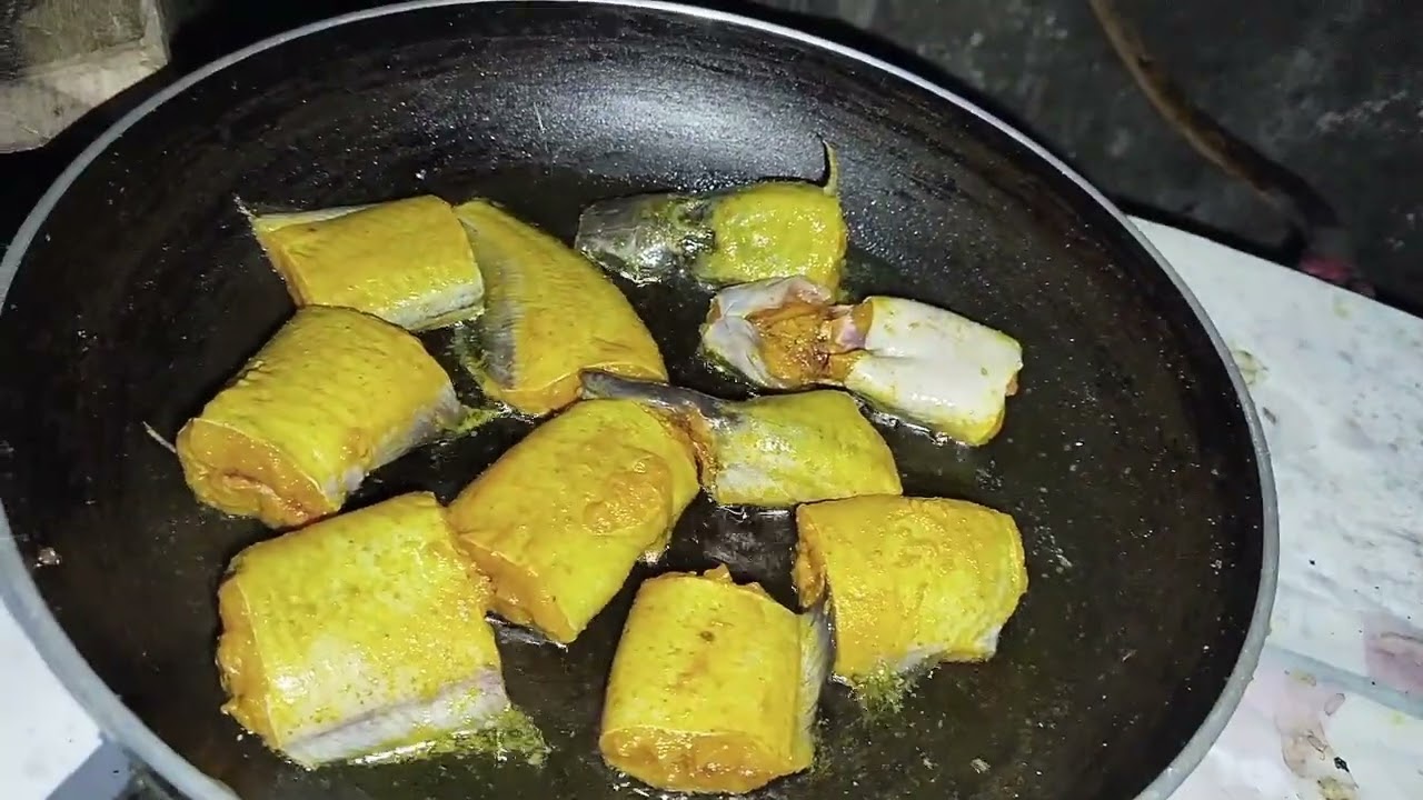 আজকে দুপুরে রান্না মুরগির মাংস ভুনা আর শিং মাছ ভুনা 