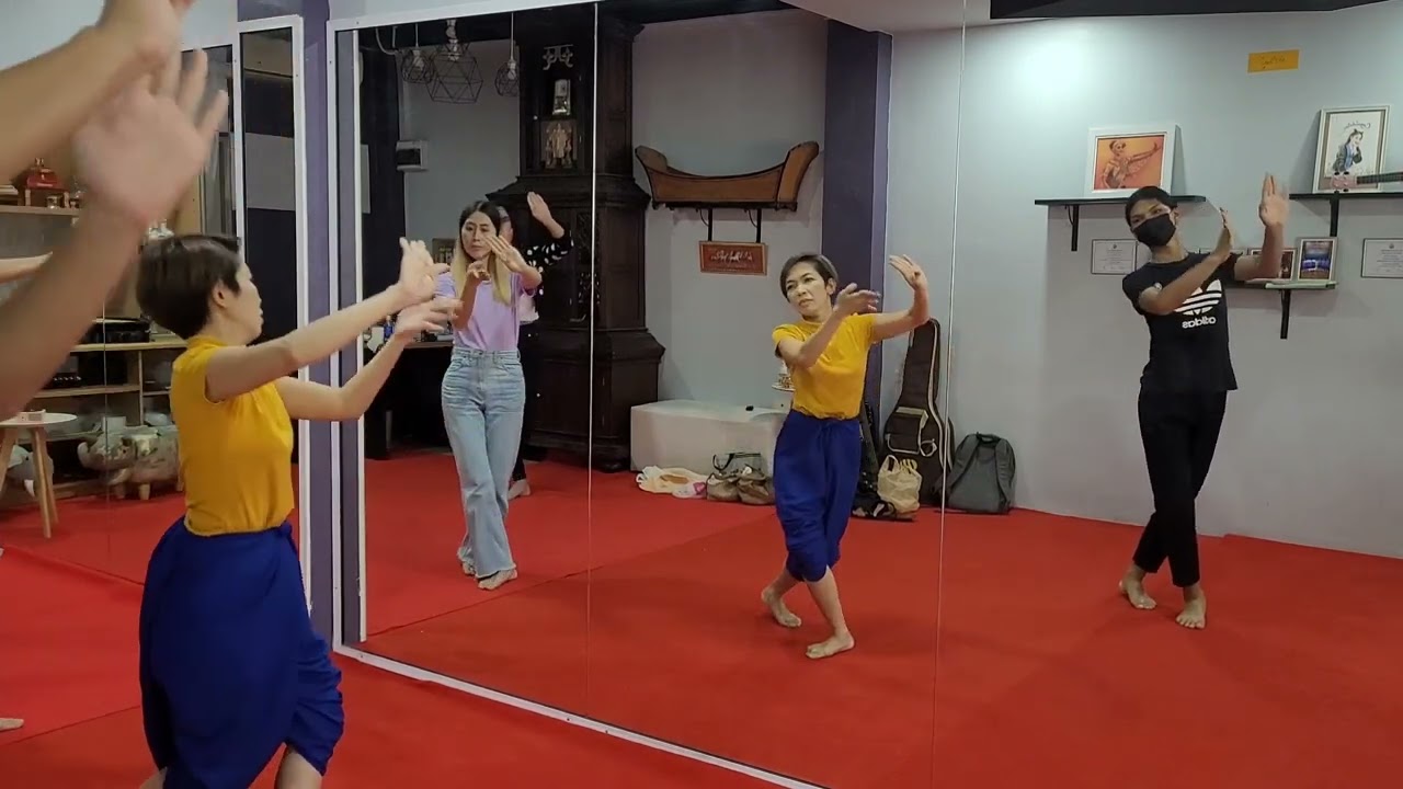 ท่ารำบวงสรวงสำหรับนางรำหัดใหม่ ซ้อมใหญ่ก่อนขึ้นเวที