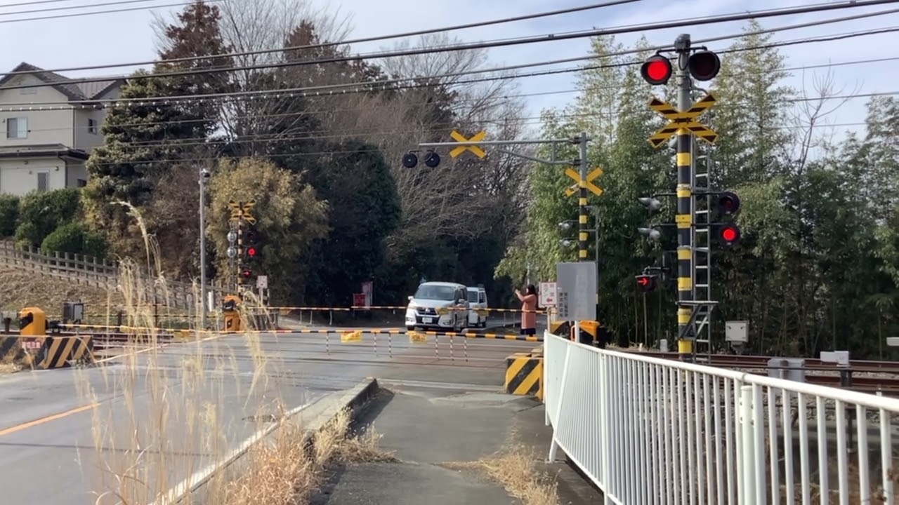 東武東上線　面白いオーバーハング踏切　Railroad crossing in Japan