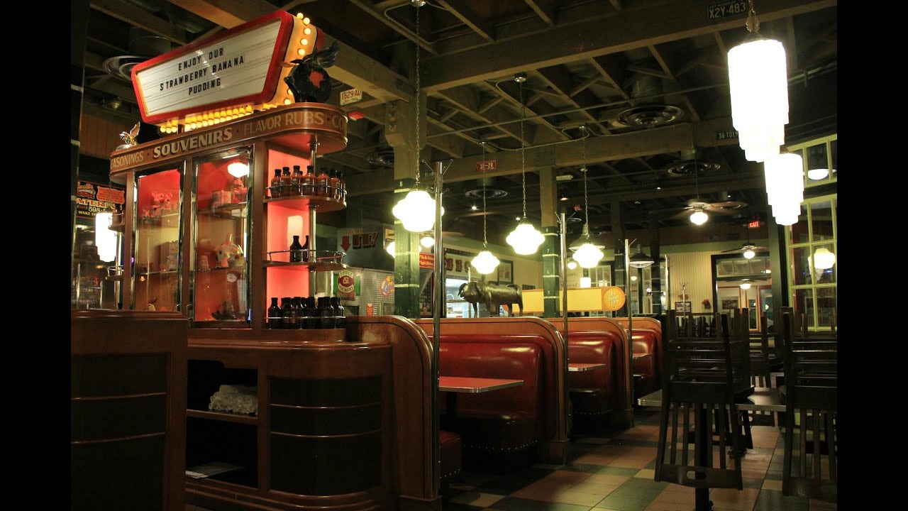 having lunch at a cozy diner ambiance ‧₊˚ ⋅ 𓐐𓎩 nostalgic atmosphere ⟡ with jazz music