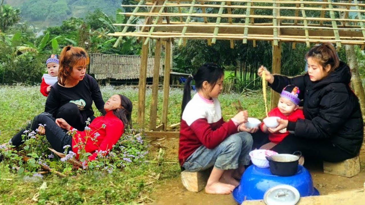 Single mom rescues abandoned child | Foraging wild vegetables to survive