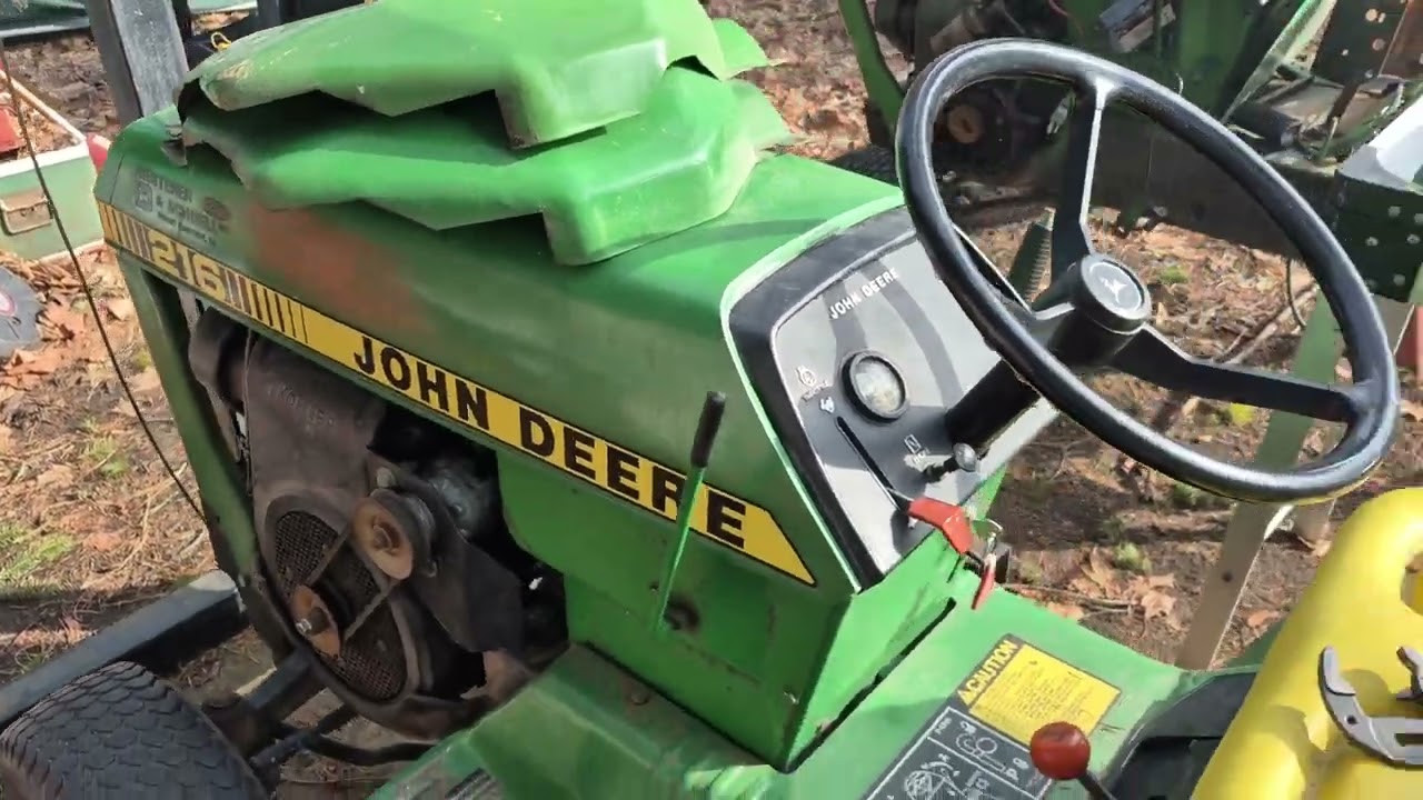 Боковые крышки для тракторов John Deere 212, 214, 216 не все одинаковые.