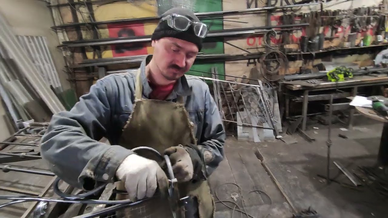 Из мастерской видео не о чём. Перила, стеллаж, цветочницы, краска, планы.