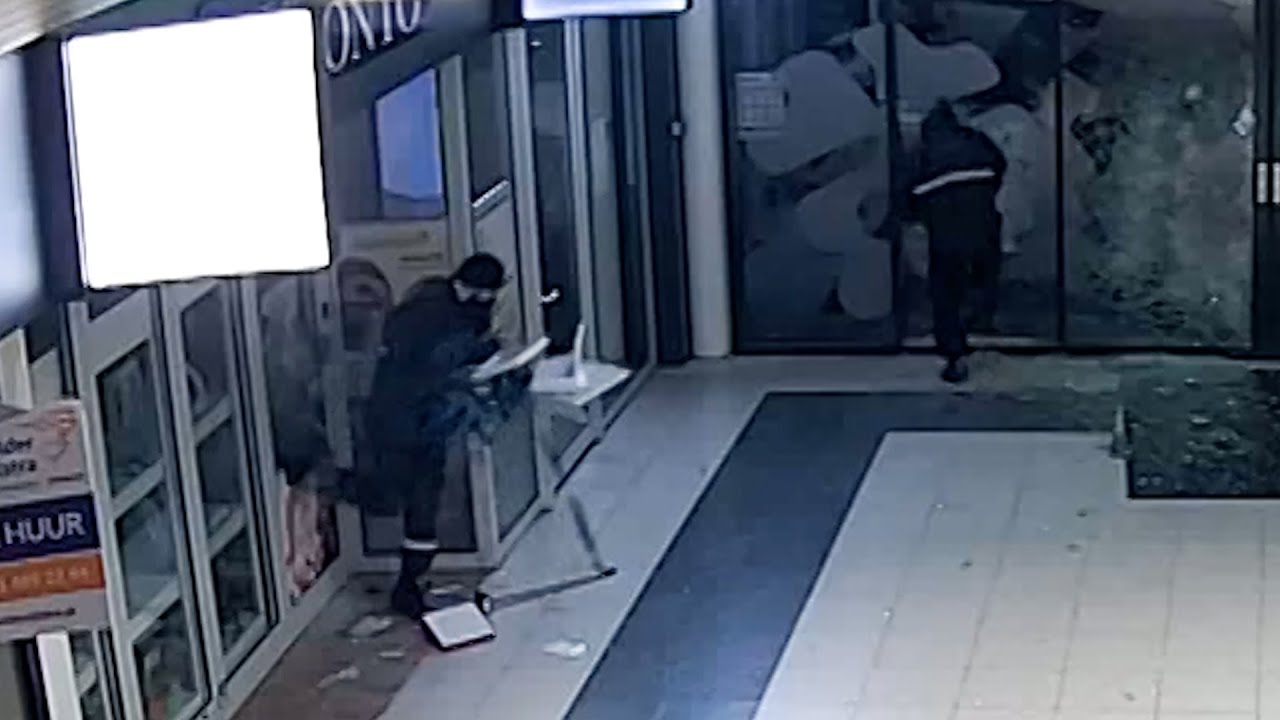 Nachtelijke sloopsessie bij juwelier in Enschede: duo slaat toe met twee voorhamers | Plaats Delict