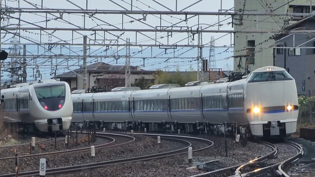 京都線ですれ違う683系しらさぎ色と683系サンダーバード