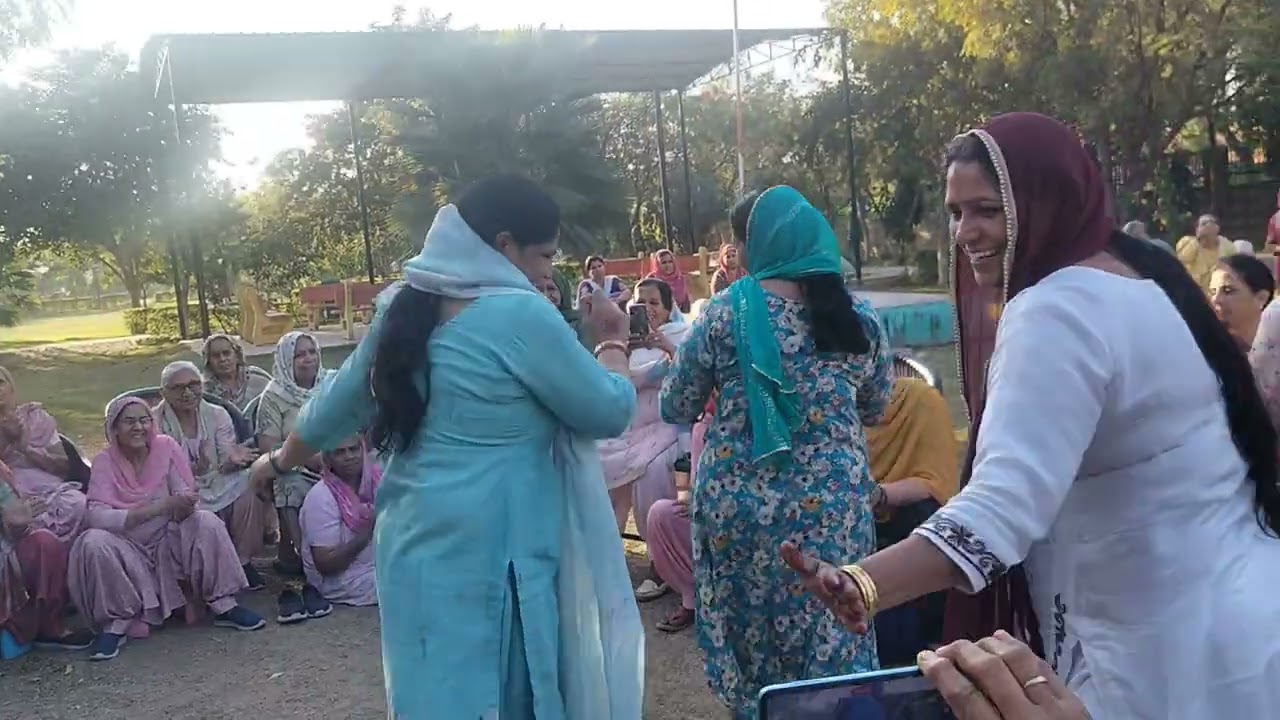 गोरी घाल ले चूरमा जोले में आपा।चा ला। गे।।श्याम के मेले में।।   आपा फिर बैठ जा रेला में।।