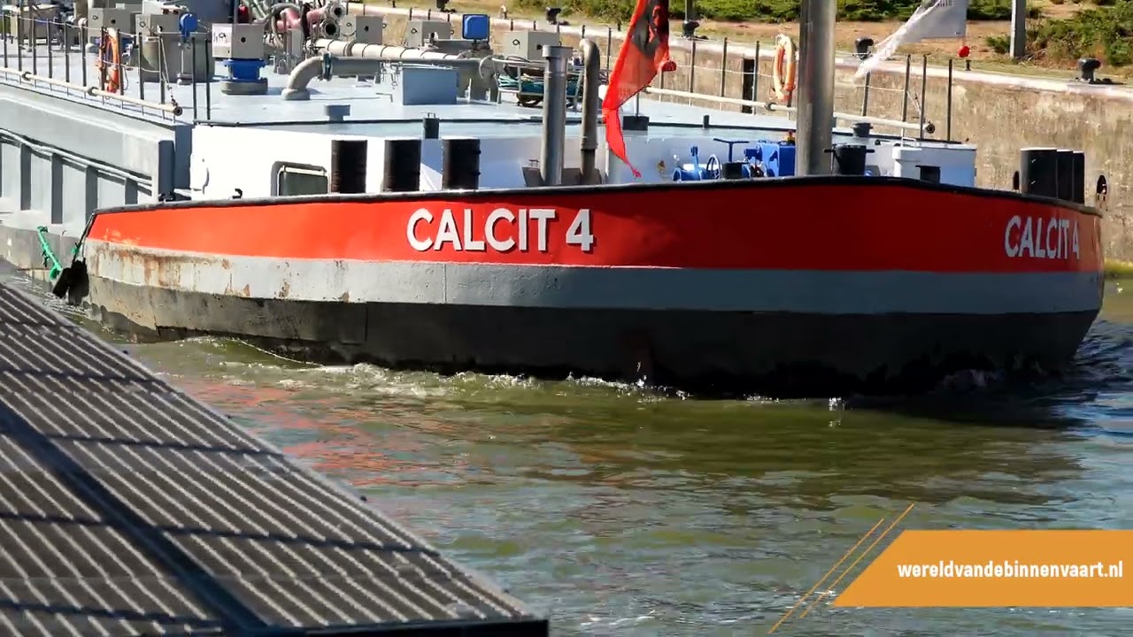 Motortankschip MTS Calcit 4 bij de Houtribsluis Lelystad | Binnenvaart | shipspotting