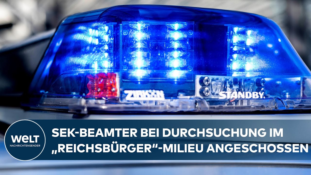 SEK-Beamter bei Durchsuchung im 