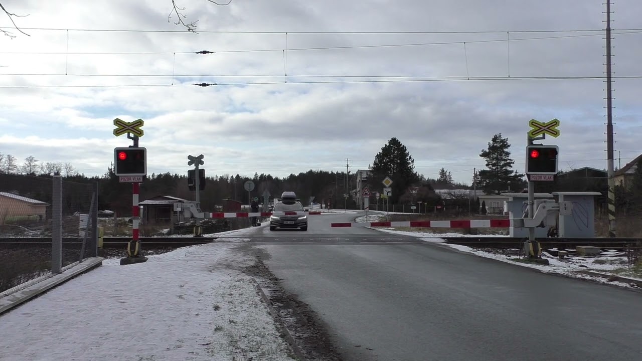 Železniční přejezd Borohrádek (CZ) - 4.1.2025 / Railroad crossing