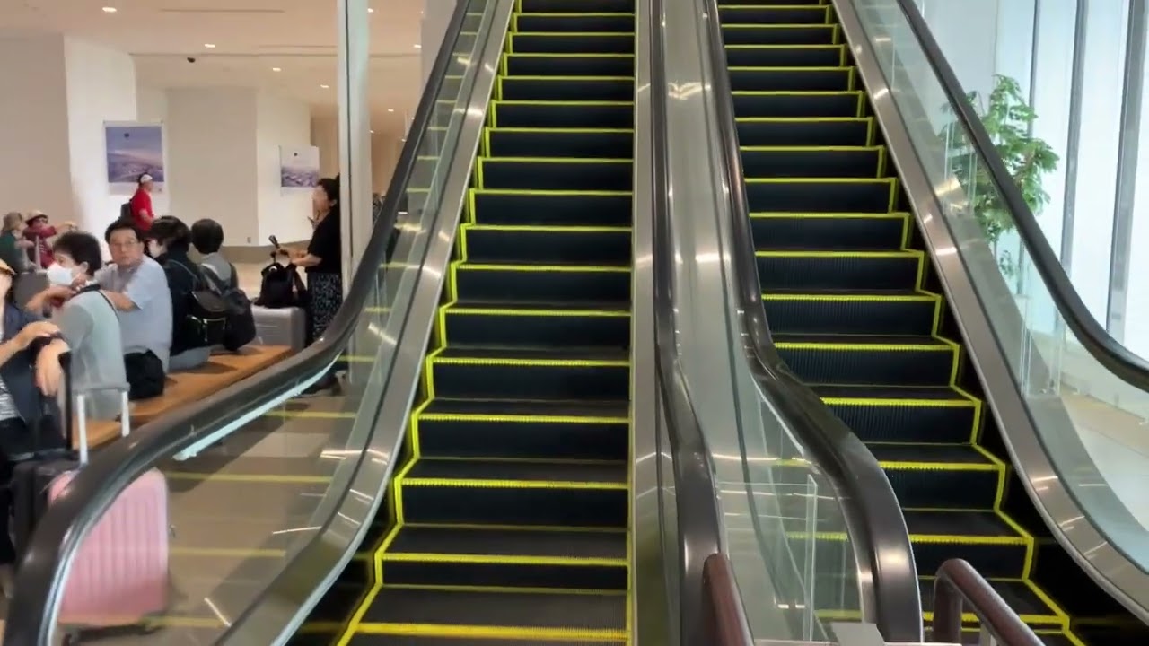 【日立】4X エスカレーター　新千歳空港国際線ターミナル 4X escalator New Chitose Airport International Tearminal Hokkaido Japan
