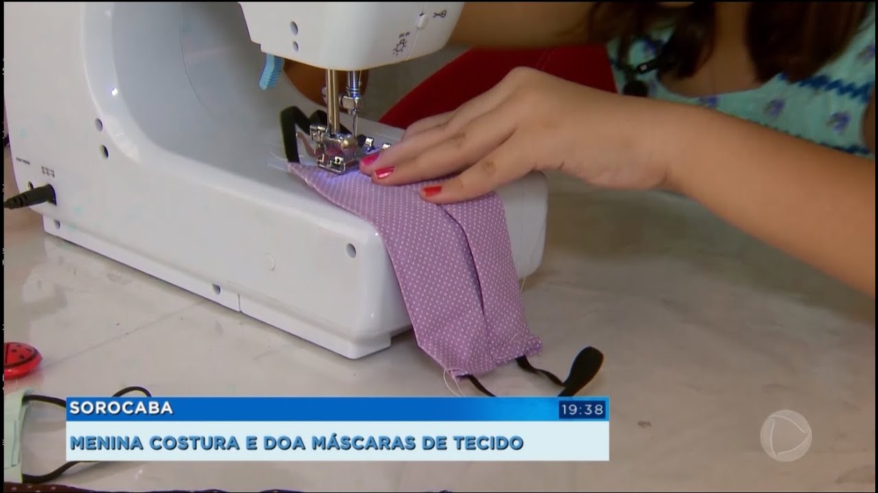 Menina de 10 anos costura e doa máscaras de tecido