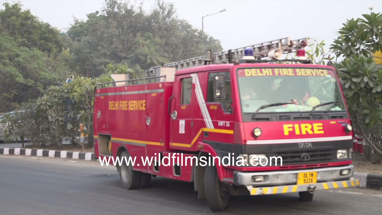 Fire engine in Delhi: Traffic on a winter morning in Delhi
