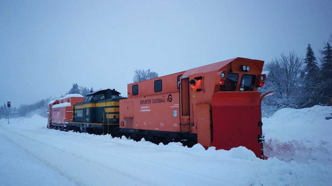 28.1.19 zum 2 mal Schneepflug fahrt mit 211.074 im Bahnhof Neuhaus am Rennweg.