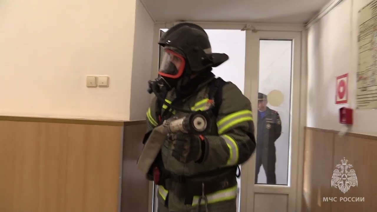 Томские спасатели отработали действия при пожаре в Государственном архиве