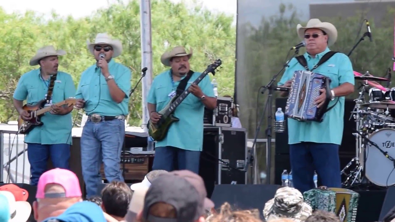 David Lee Garza Y Los Musicales performing Me Vuelvo A Enamorar