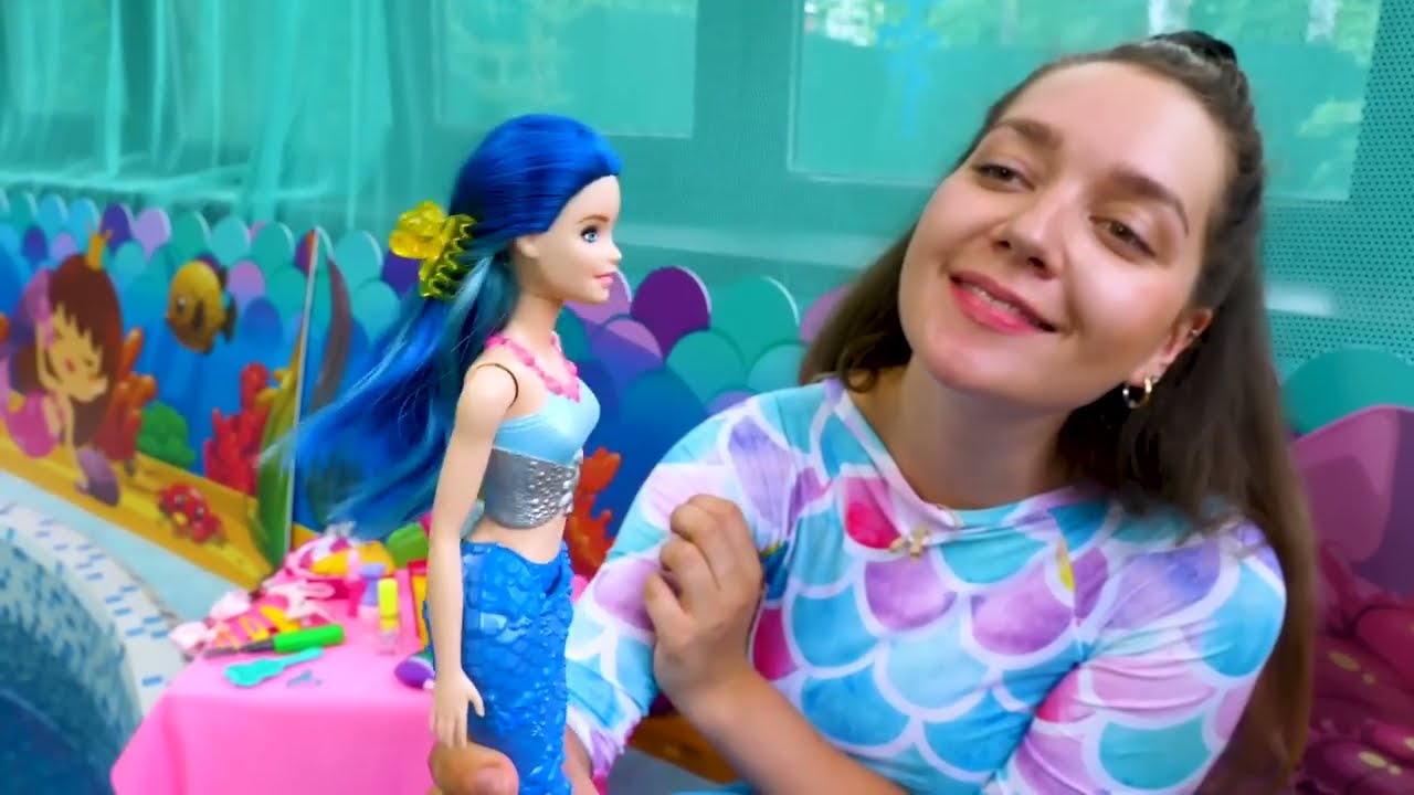 Le salon de la sirène Sophie dans la piscine avec des poupées