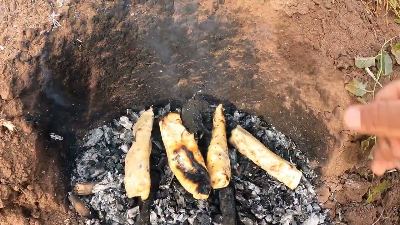 Preparando unos taquitos paseados alas brasas 