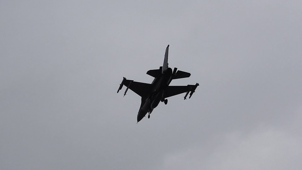 Istrana 11/02/2021 - Passaggio di due F16 e atterraggio Eurofighter con aiuto di parafreno