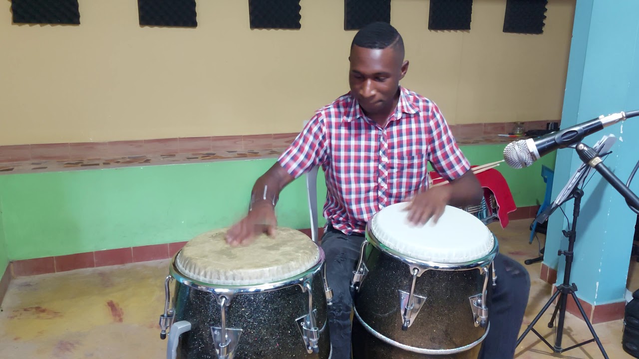 Improvisación de cumbia colombiana en congas.
