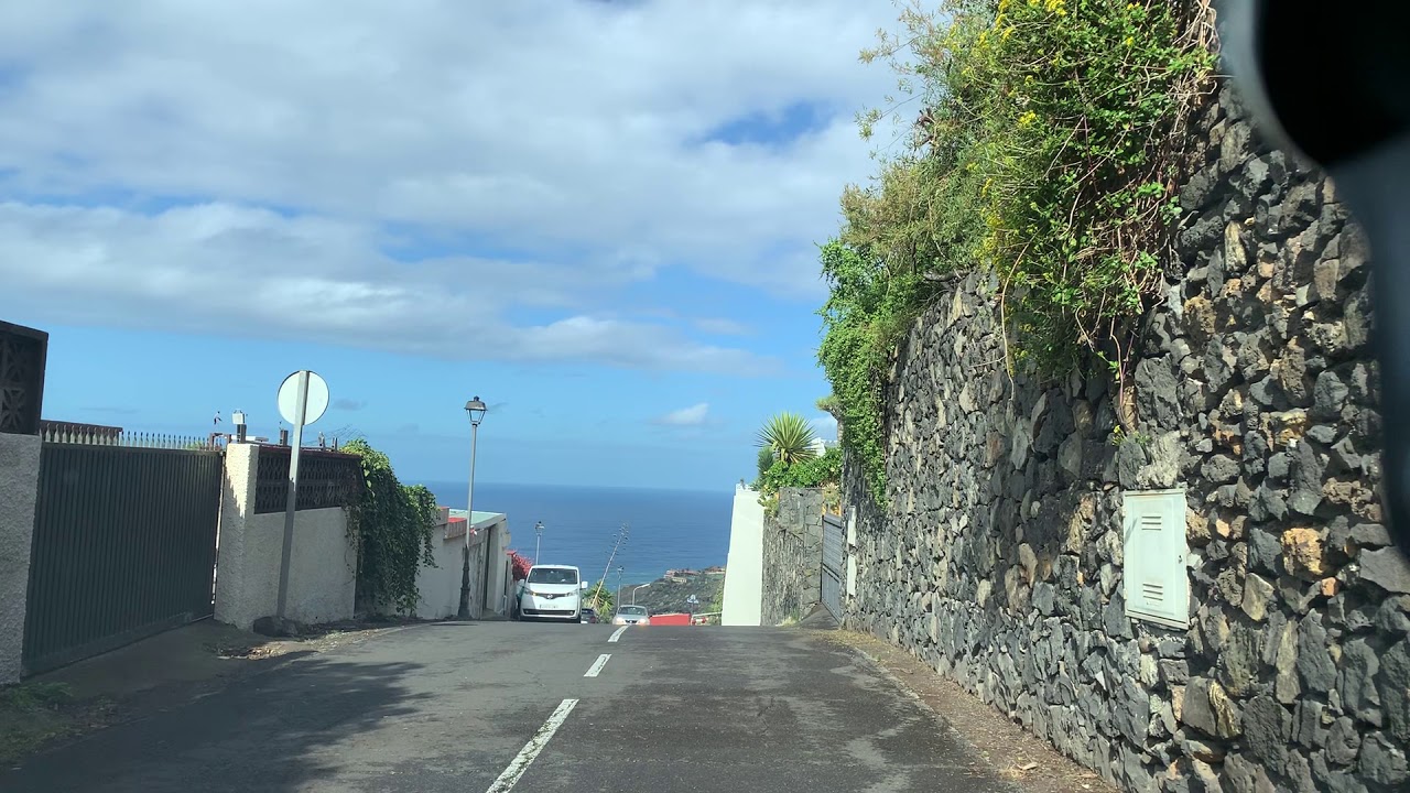 Die Küstenstraße hinab nach Mesa del Mar. Riding down the coast road to Mesa del Mar on Tenerife.