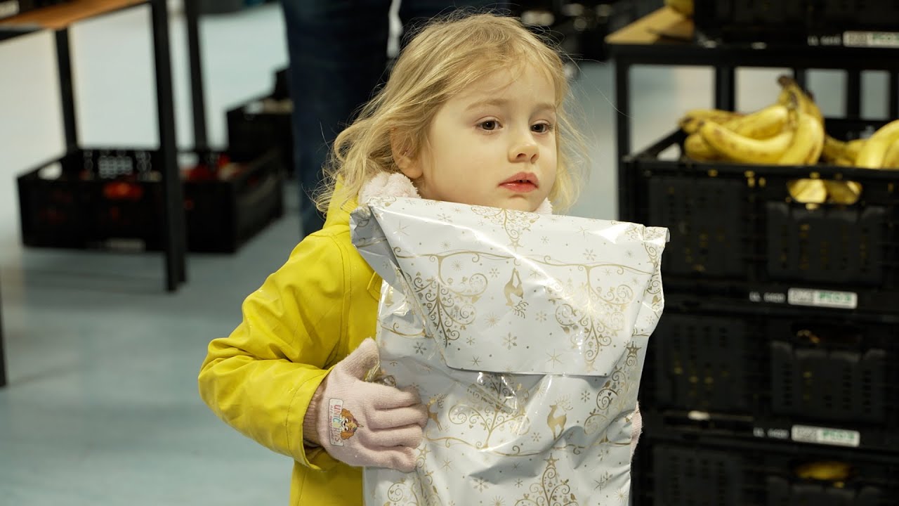 Kinderaugen leuchten – Rostocker Tafel beglückt Bedürftige mit Geschenken