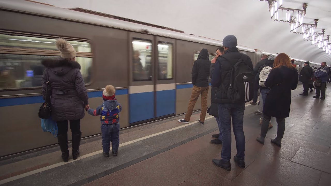Russia, Moscow, 2X metro ride from Добры́нинская to Третьяко́вская