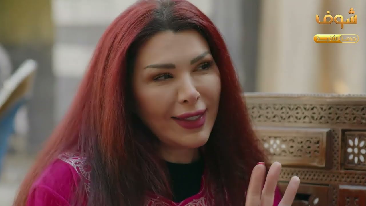 مرتو بتجيب اخبار الجيران وبتخبرو ياهن وهو بدور بيفضحهم متل ما بدو بس بالاخر الجوز اكلو لفيه النصيب!