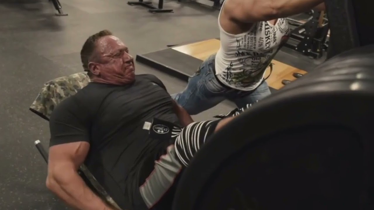 Nur n FASERRISS. Markus R&uuml;hl nachdem er schwer und falsch trainiert hat weil s des Bedarf.