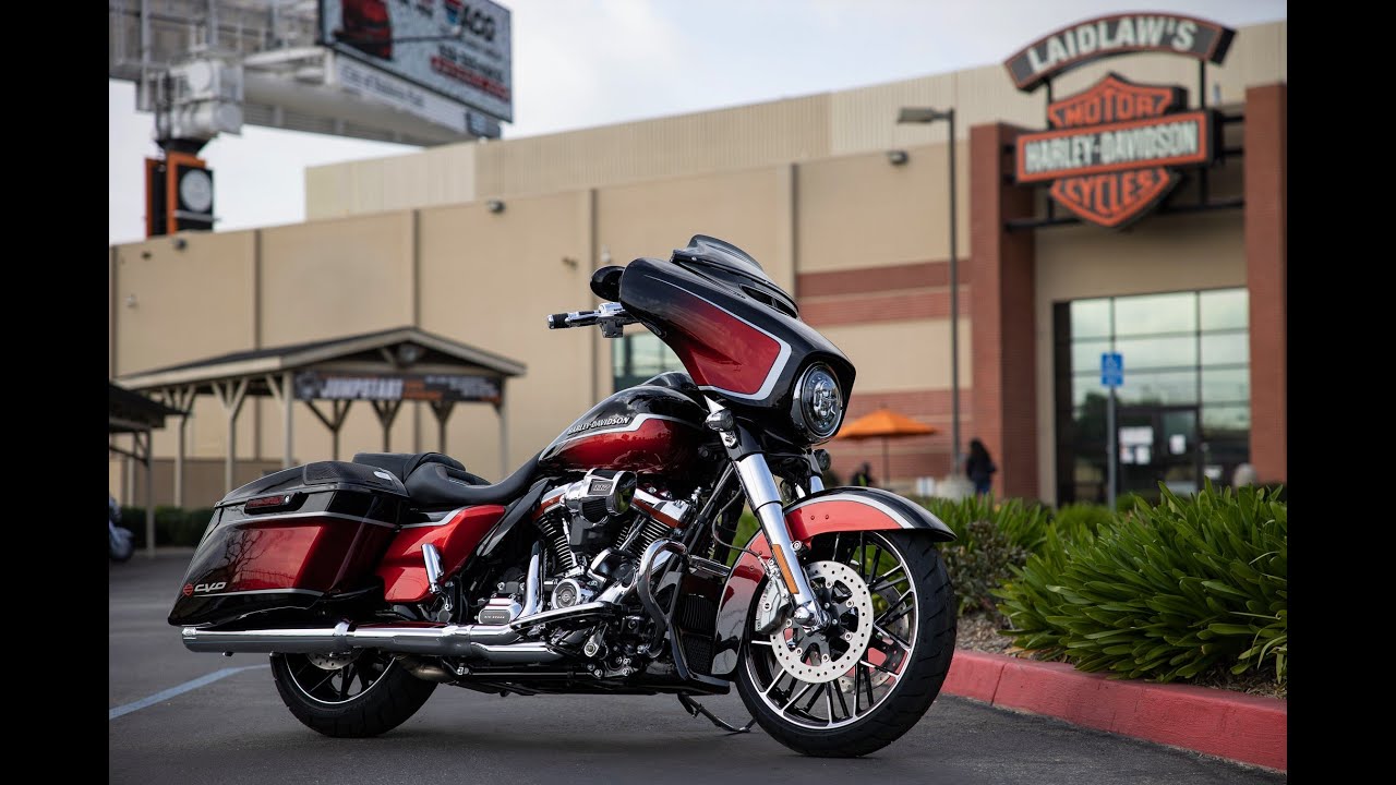CVO Street Glide Harley-Davidson (FLHXSE) 2021 года. Представлены все 3 цвета.