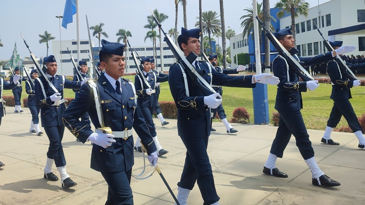 Desfile clausura año académico 2023. ESCUELA DE OFICIALES FAP