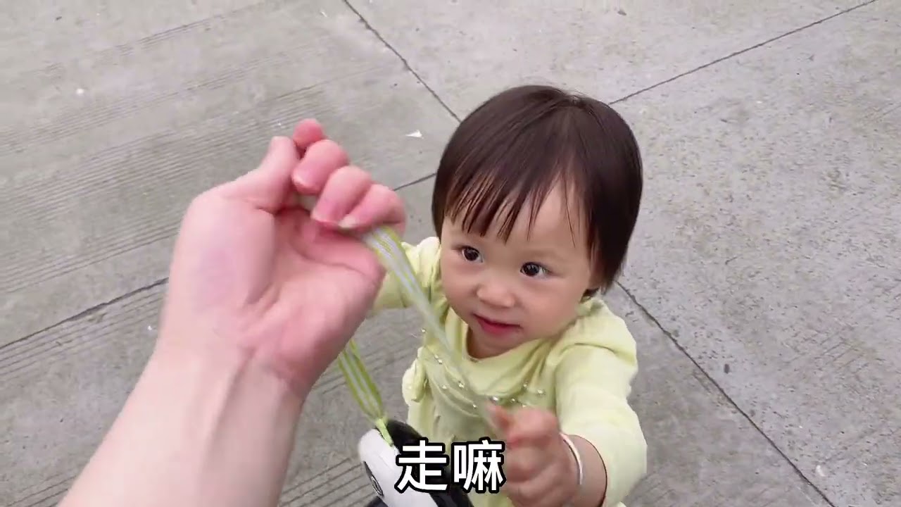 多久不见嘉曦很黏爸爸，王大川带着女儿看广场舞，小家伙欢乐多多#萌娃日常 #温馨画面 #童心陪伴趣造世界