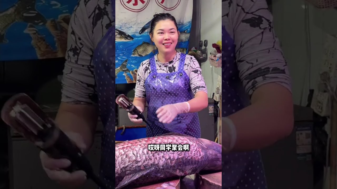 到底什么杀鱼手法，上百斤的大青鱼整个市场只有她会处理 挑战处理接近上百斤的大青鱼，是什么样一种体现。#菜市场 #大青鱼 #杀鱼技术 #斩切两用刀 #厨房菜刀